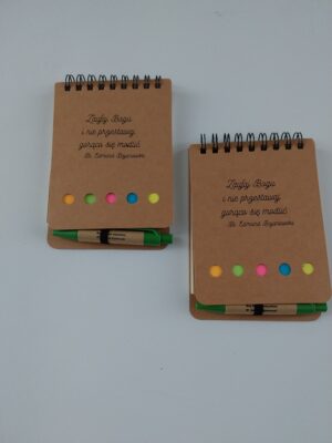 Notesik z długopisem i kartkami samoprzylepnymi