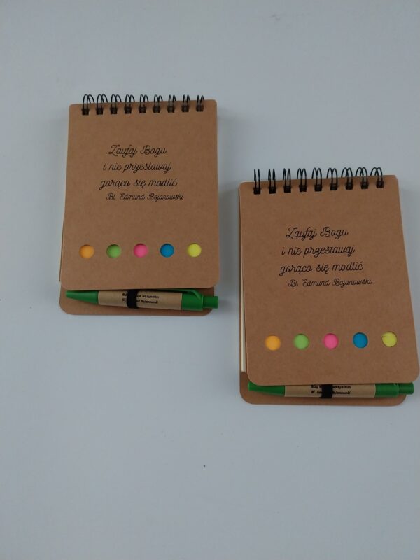 Notesik z długopisem i kartkami samoprzylepnymi